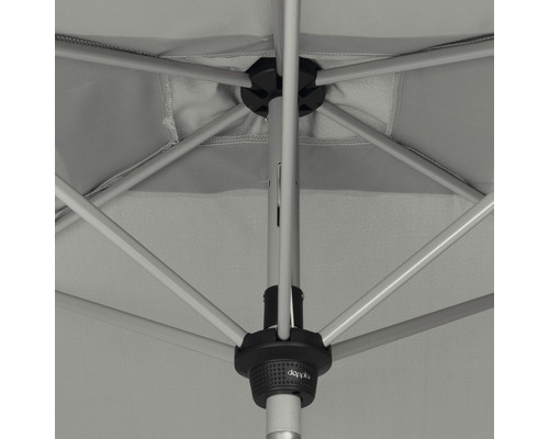 Innenansicht eines Sonnenschirms mit Streben und Mast