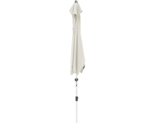 Geschlossener Gartenschirm mit weißem Mast