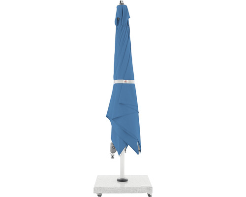 Geschlossener Sonnenschirm auf einem Sockel