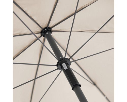 Detailansicht von unten eines Sonnenschirms mit Streben und Mast