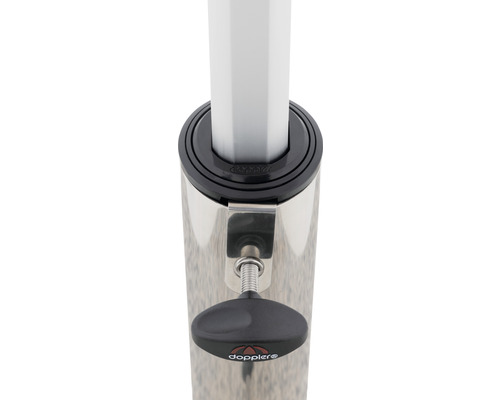 Detailansicht eines Sonnenschirmständers aus Edelstahl mit Feststellschraube und Doppler Logo