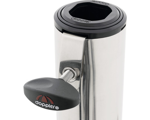Doppler Logo auf einem Sonnenschirmständer mit Feststellschraube