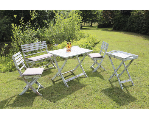Balkonset Destiny TOSCANA 2x Stuhl Bank Tisch 100x58x73 cm klappbar Akazienholz Gartenset mit Bank, zwei Stühlen, einem Tisch und einem Beistelltisch auf einer Rasenfläche.