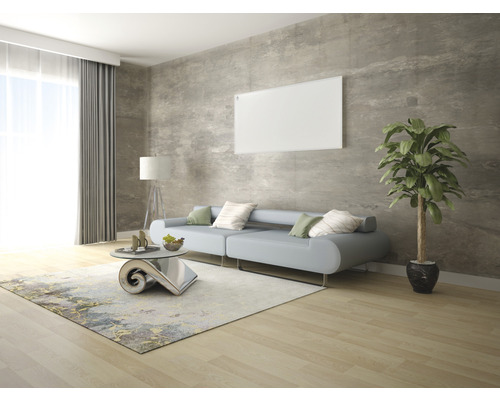 Wohnzimmer mit Sofa, Teppich, Zimmerpflanze und Heizpaneel