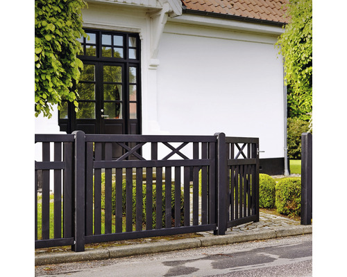 Schwarzer Holzzaun mit Gartentor vor einem Haus