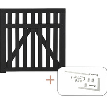 Holztor mit Beschlägen