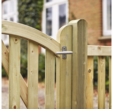 Detailansicht eines Gartentors aus Holz mit Griff