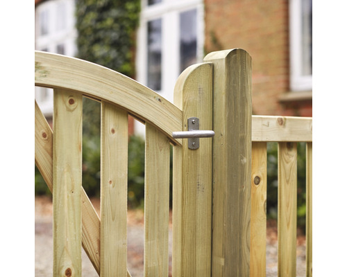 Detailansicht eines Gartentors aus Holz mit Griff