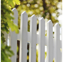 Detailansicht eines Gartenzauns aus Holz
