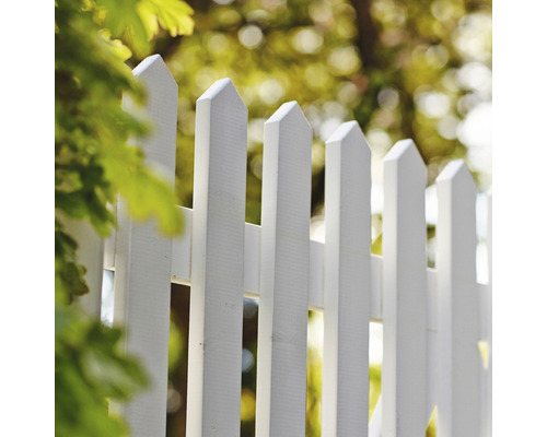 Detailansicht eines Gartenzauns aus Holz