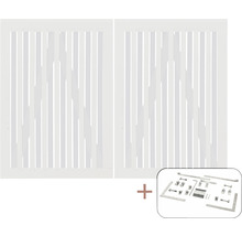 Zwei weiße Holztüren mit Beschlägen für den Außenbereich