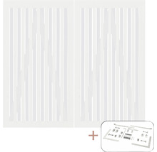 Zwei weiße Stalltüren mit Beschlägen