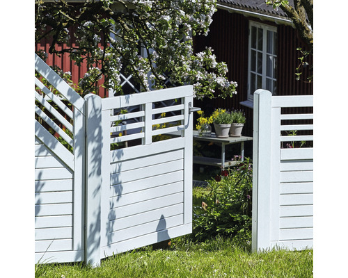 Geöffnetes Gartentor aus Holz in einer Gartenlandschaft