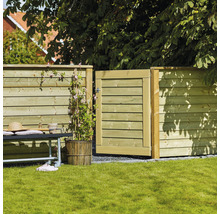 Gartenszene mit Holzzaun und Gartentür