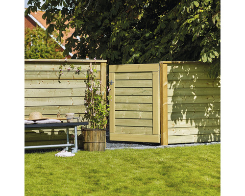 Gartenszene mit Holzzaun und Gartentür