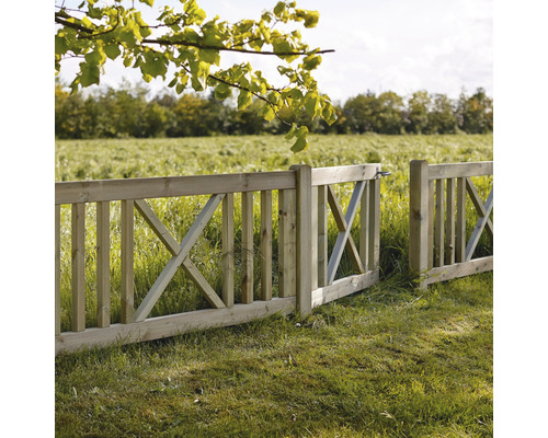 Offener Holzzaun mit X-förmigem Design in einer grünen Landschaft