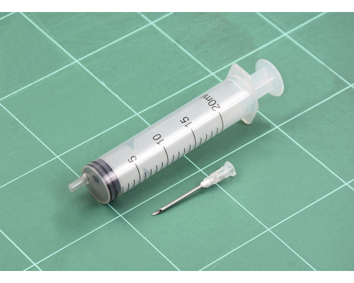 Kunststoff Spritze mit Nadel, 20 ml
