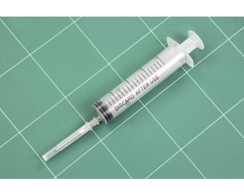 Einwegspritze mit Kanüle