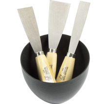 Drei Spachtel mit Holzgriff in einer Schale