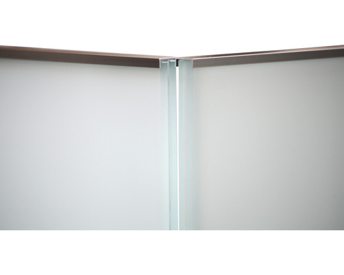 Ecke einer Duschkabine mit Glas