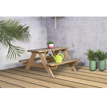 Holzkindersitzgruppe mit Tisch und Bänken im Außenbereich.