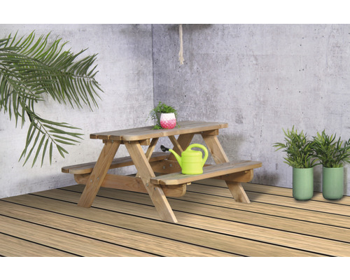 Holzkindersitzgruppe mit Tisch und Bänken im Außenbereich.