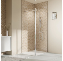 Badezimmer mit Duschabtrennung, Armatur und verkleideter Wand