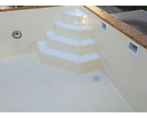 Schwimmbad mit Treppe und Einbauteilen