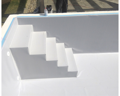 Schwimmbad mit Innentreppe