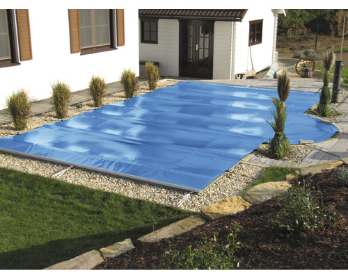 Rollabdeckung für Pools blau 6 x 3 m für Sommer und Winter Abgedecktes Schwimmbecken im Gartenbereich mit Haus und Gartenhaus