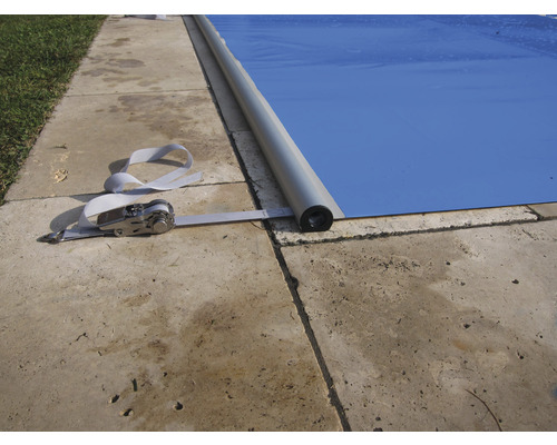 Rollabdeckung Flex für Pools blau 6 x 3 m für Sommer und Winter Detailansicht einer Poolabdeckung mit Aufrollvorrichtung und Spanngurt.