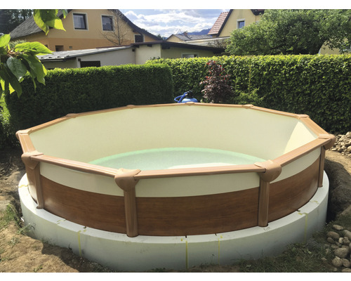 Aufstellpool im Garten