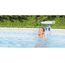 Frau entspannt sich im Pool unter einem Wasserfall