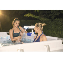 Zwei Frauen im Frame-Pool mit Wasserfall