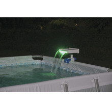 Solarbetriebener Pool Wasserfall mit LED Beleuchtung an einem Pool befestigt