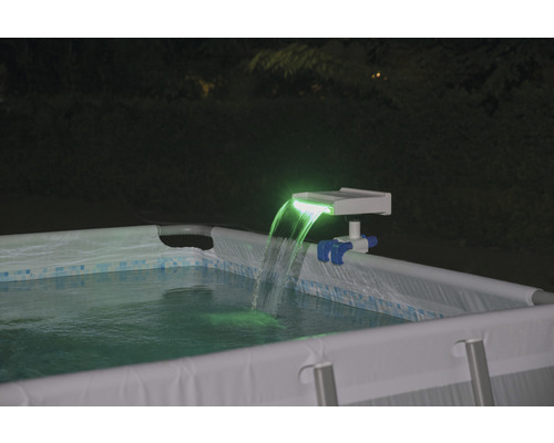Solarbetriebener Pool Wasserfall mit LED Beleuchtung an einem Pool befestigt
