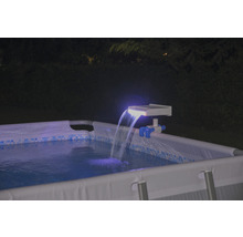 Schwimmbad mit Solar-Wasserfall