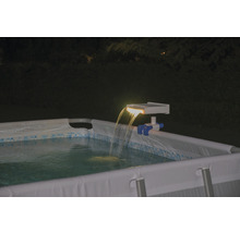 Pool mit Solar-betriebenen Wasserfall