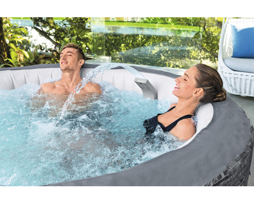 Entspanntes Paar im aufblasbaren Whirlpool mit Sprudelfunktion
