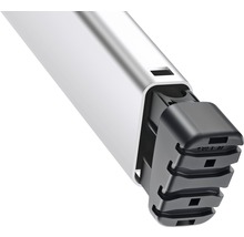 Detailansicht einer Schubladenblende aus Aluminium mit schwarzer Endkappe.