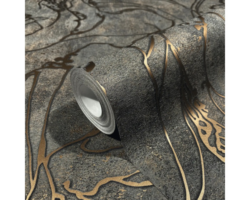 Tapetenrolle mit Muster auf Steinstruktur