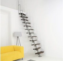 Raumansicht mit Raumspartreppe mit Holzstufen und Metallgeländer