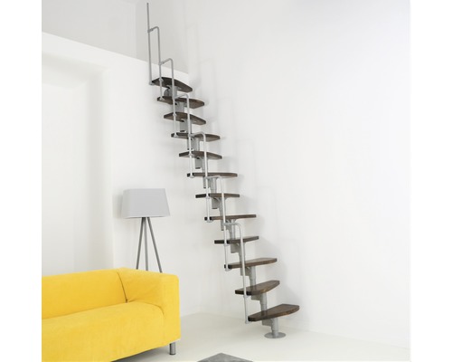 Raumansicht mit Raumspartreppe mit Holzstufen und Metallgeländer