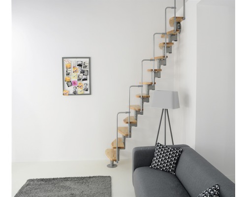 Raumansicht mit Wendeltreppe, Sofa und Lampe
