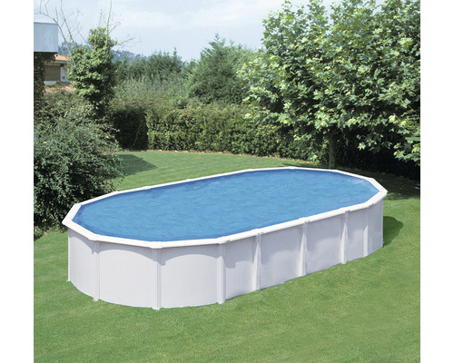 Ovales Schwimmbecken im Garten