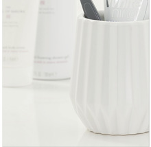 Zahnbürstenhalter aus Keramik im Badezimmer