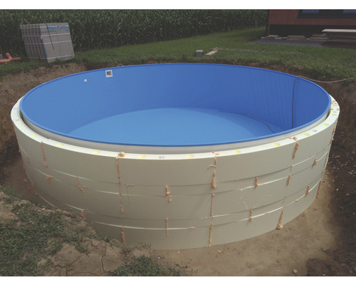 Runder Swimmingpool mit isolierter Außenwand im Garten