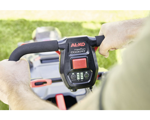 Nahaufnahme der Bedienelemente eines Rasenmähers mit AL-KO Logo.