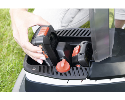 Akku-Rasenmäher mit eingesetztem Akku im Akkufach