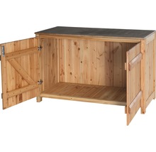 Holzschrank mit geöffneten Türen für den Außenbereich